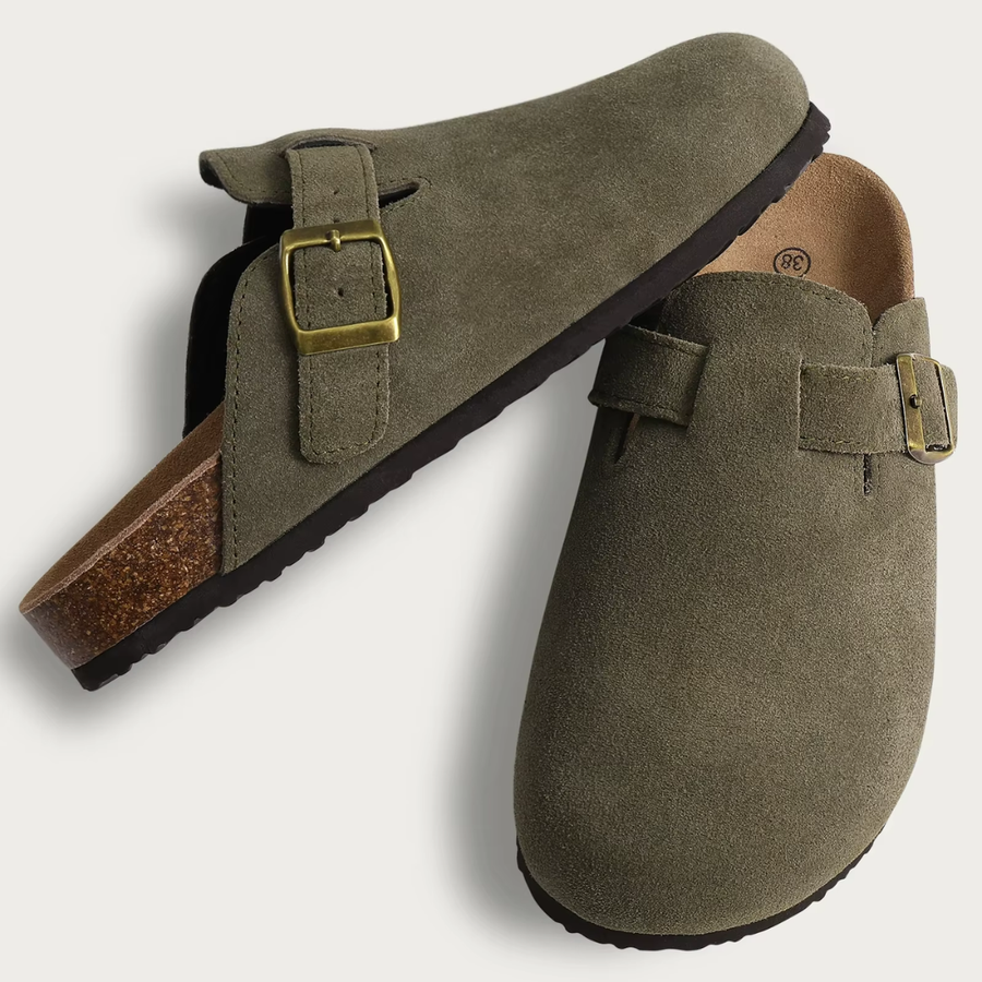 Paire de mules vertes posées en angle, semelle liège visible