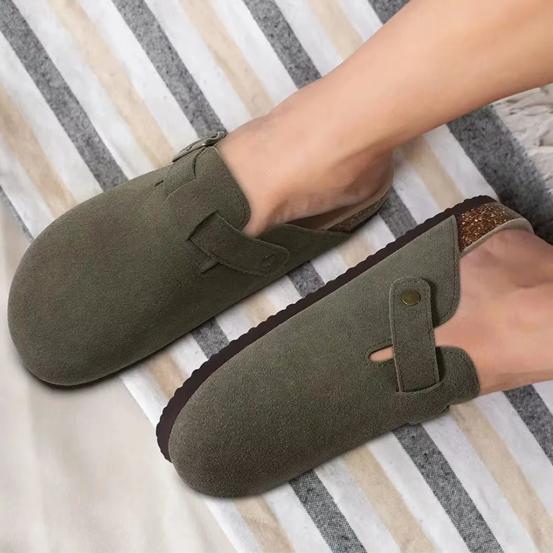 Mule verte tenue en main, vue de dessus avec détail boucle dorée