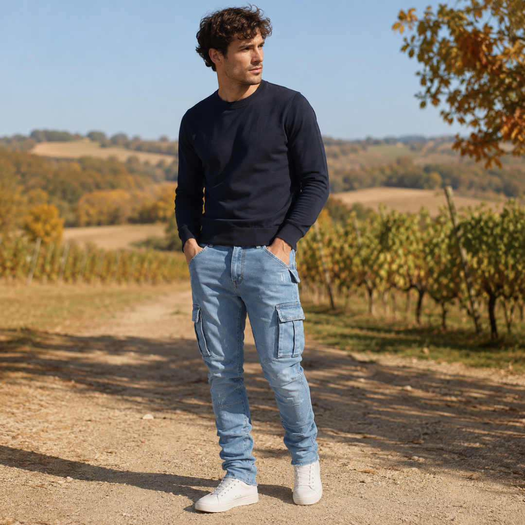 Pantalon cargo homme bleu clair porté de face avec sweat marine et baskets blanches