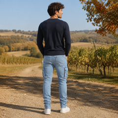 Dos du pantalon cargo bleu clair avec poches plaquées arrière et poches à rabat latérales