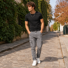 Pantalon cargo homme gris foncé avec poches à rabat, porté avec un tee-shirt noir
