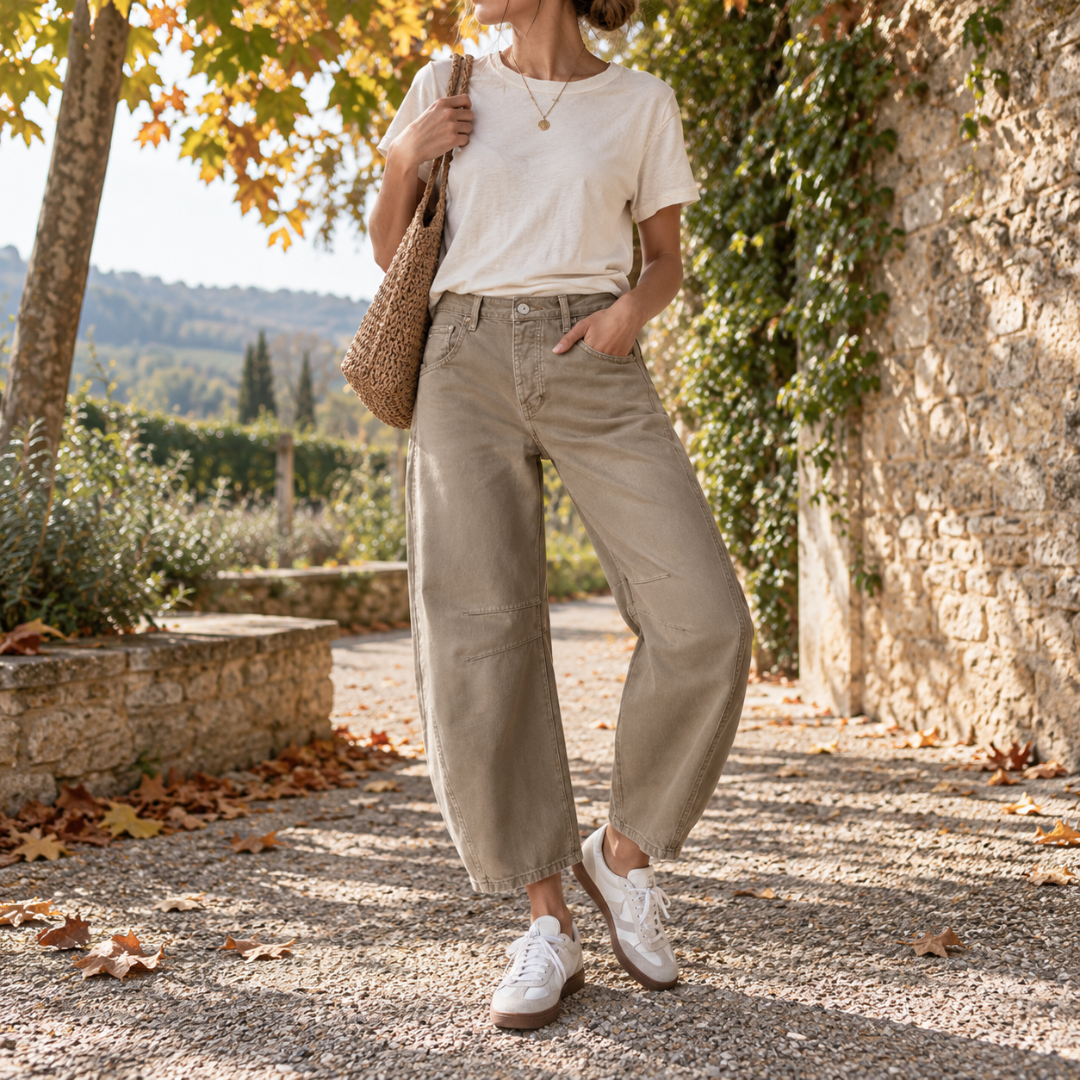 Pantalon femme barrel kaki porté avec un tee-shirt clair et des baskets blanches