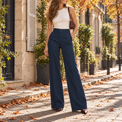 Pantalon large bleu marine, plis marqués et bottines bordeaux, rue parisienne