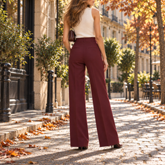 Vue de dos du pantalon large bordeaux, poches arrière et jambes fluides