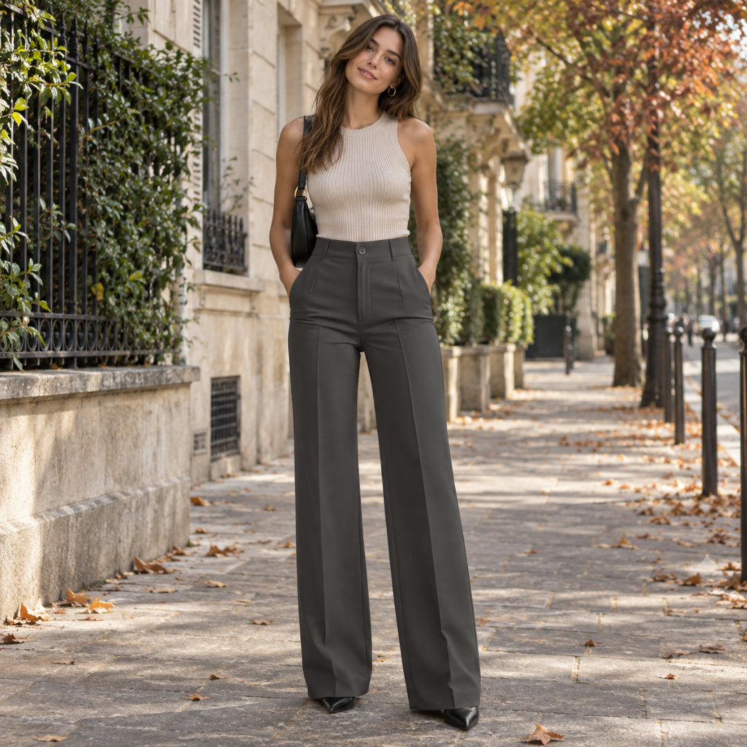 Pantalon large gris foncé à taille haute porté avec un débardeur beige côtelé