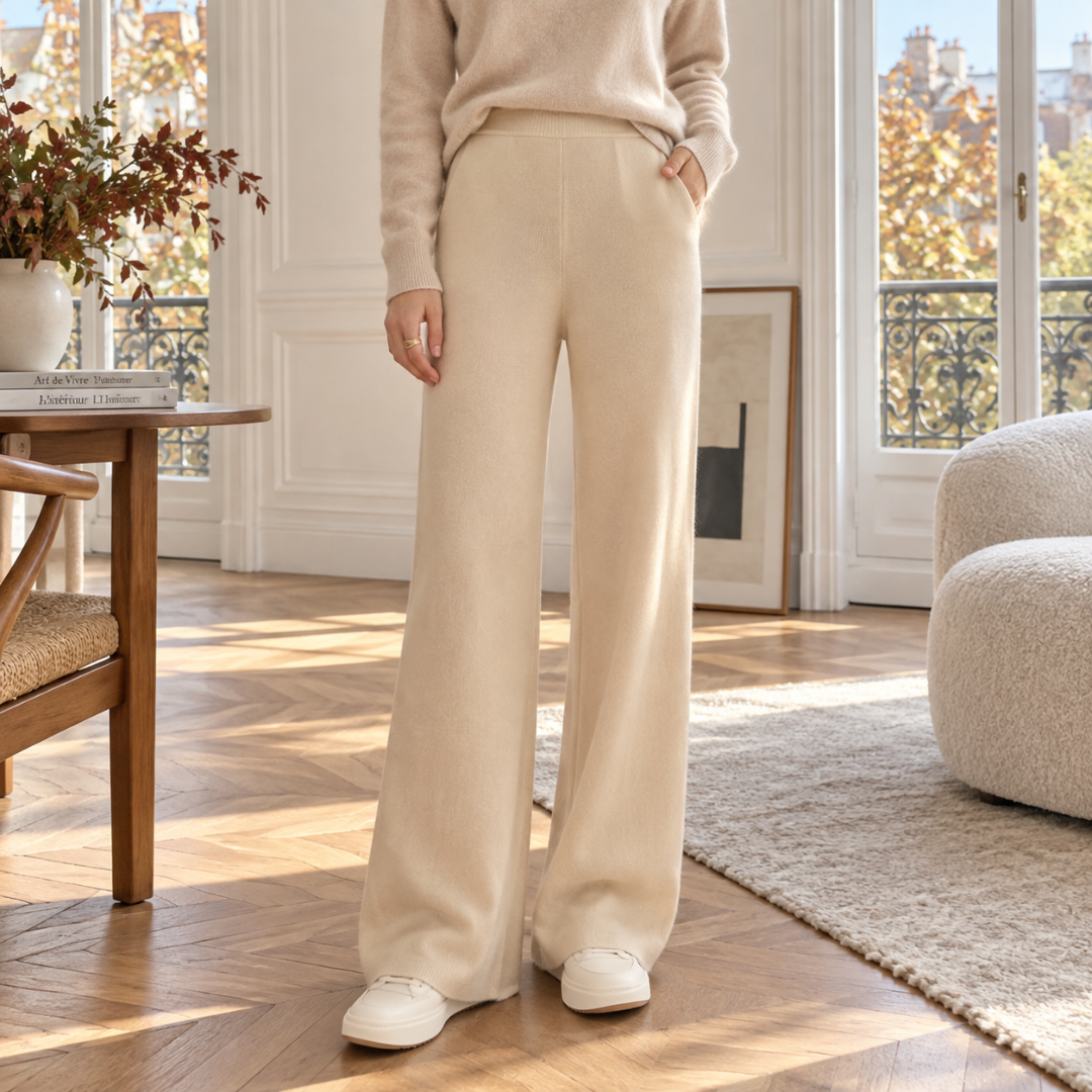 Pantalon beige à jambes larges porté avec un pull clair, ceinture côtelée