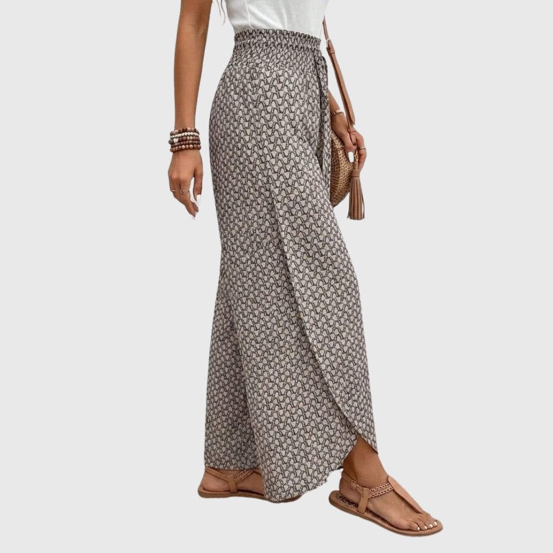 Pantalon large imprimé porté avec sandales plates, vue de face