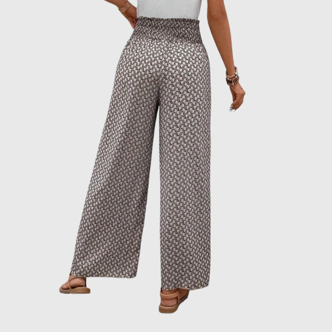 Pantalon large femme vue de côté, tombé du tissu fluide