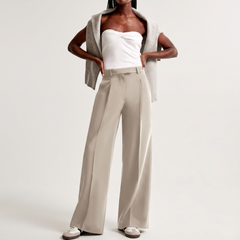 Pantalon large beige porté avec top blanc, vue de dos