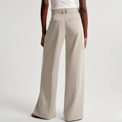 Pantalon large beige, tombé fluide sur les jambes, vue latérale