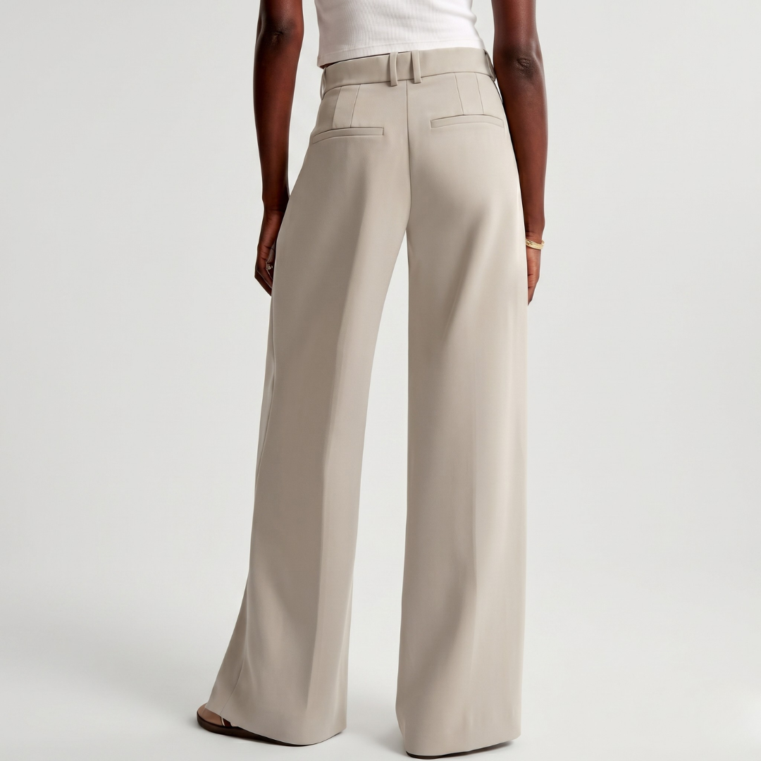 Pantalon large beige, tombé fluide sur les jambes, vue latérale