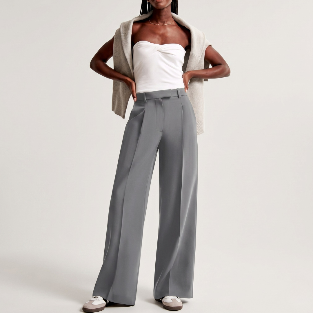 Pantalon large gris clair, vue de dos avec top blanc