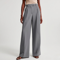 Détail ceinture pantalon large gris clair, taille haute