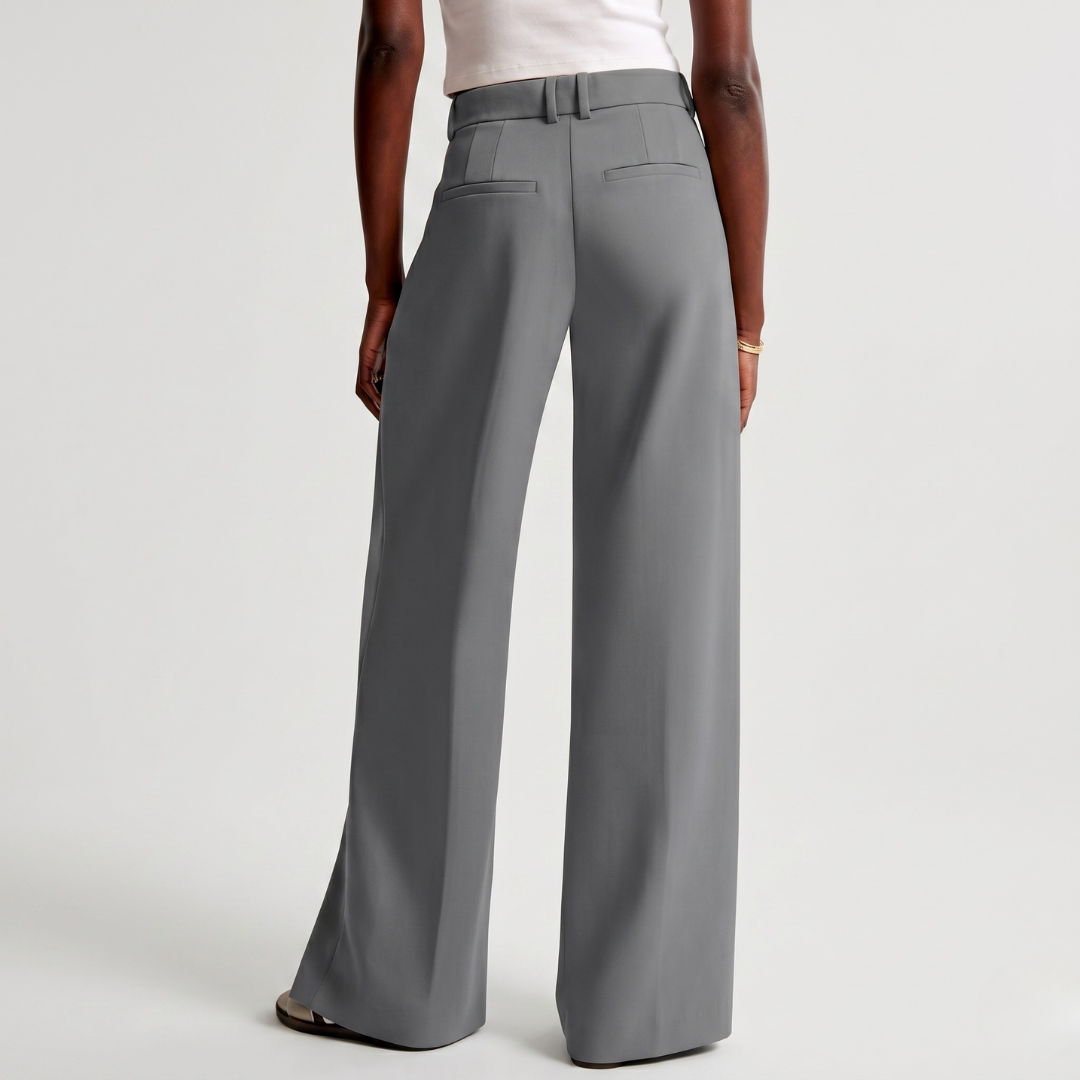 Pantalon fluide gris clair, longueur jambe et tombé ample