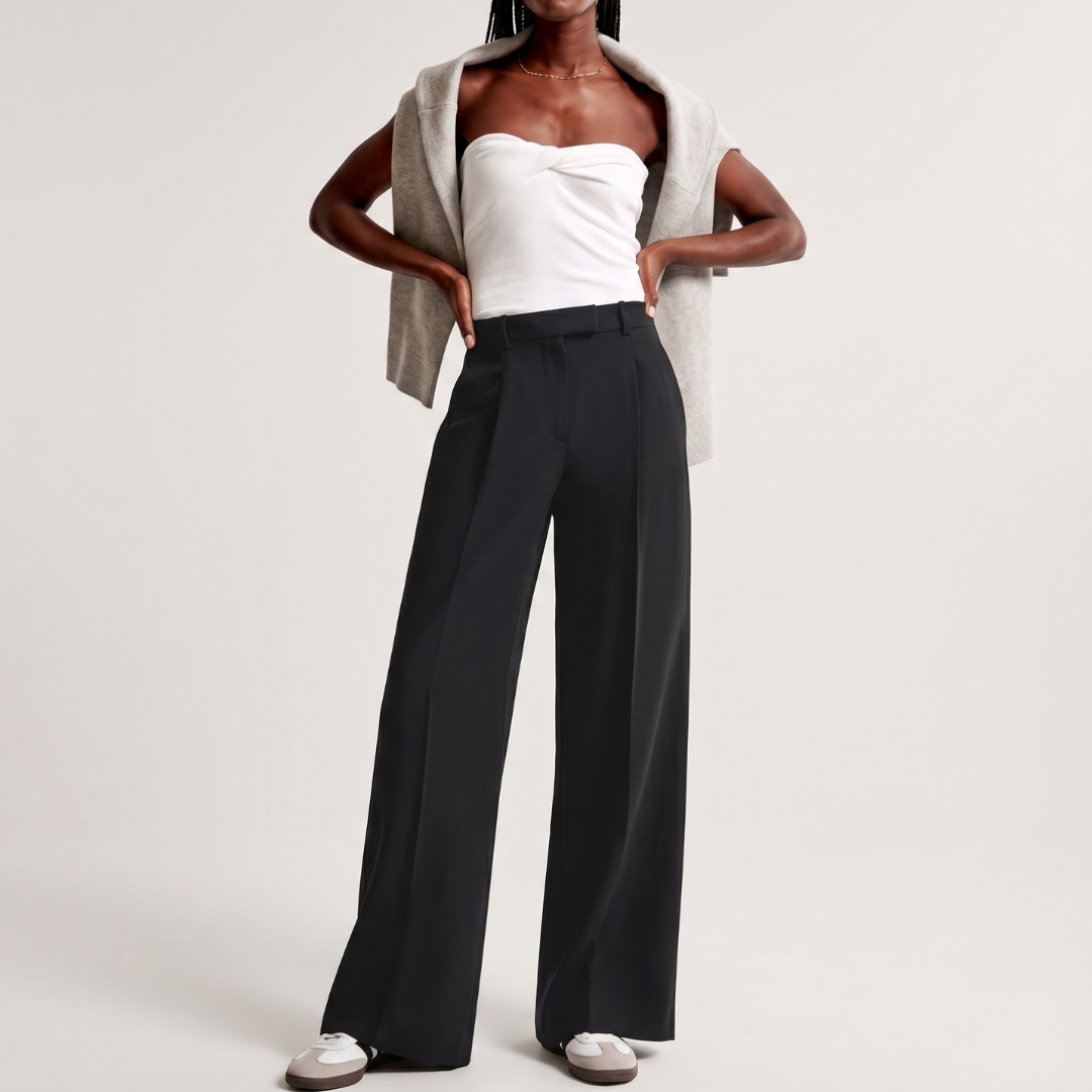 Pantalon large noir, vue de dos avec top blanc