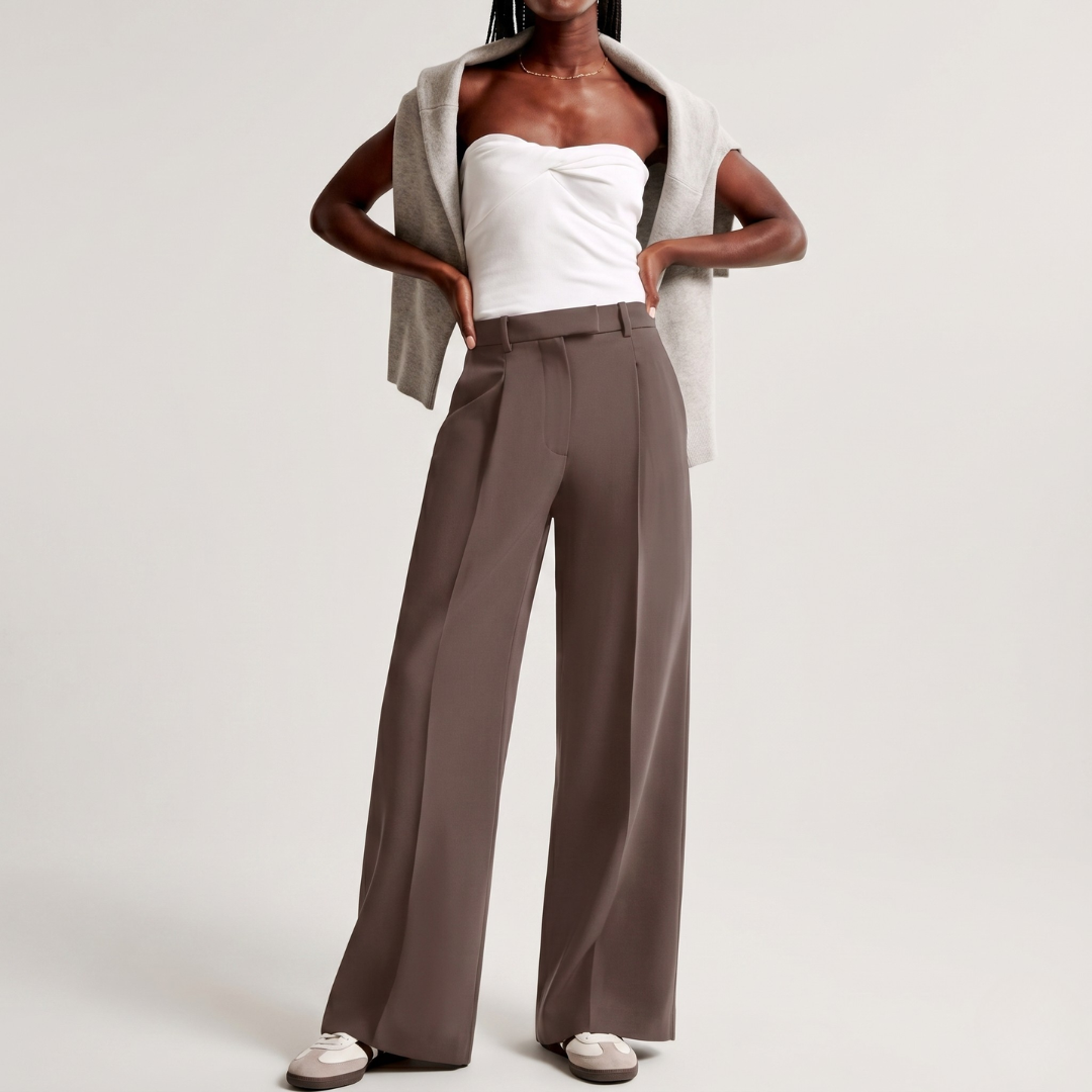 Pantalon large taupe, vue de dos avec top blanc