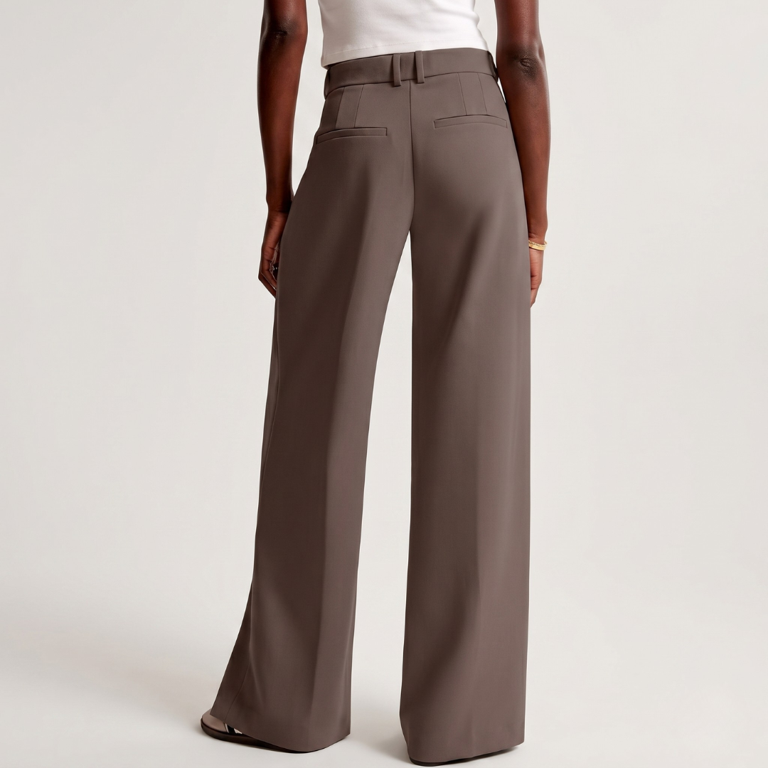 Pantalon fluide taupe, mouvement du tissu, vue latérale