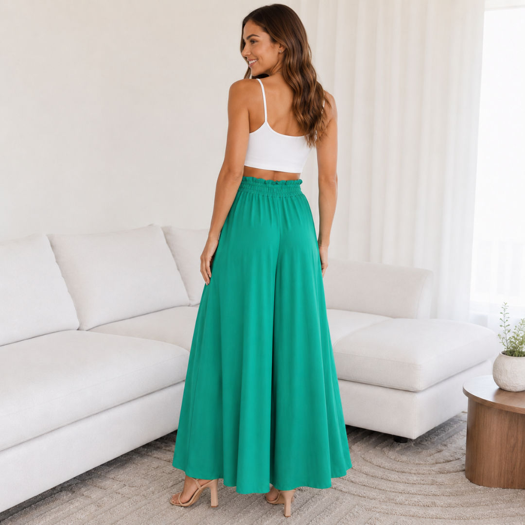 Pantalon large vert porté avec crop top blanc salon moderne