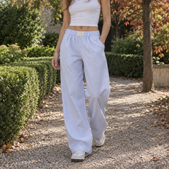 Pantalon femme bleu à fines rayures verticales avec poches latérales et taille froncée