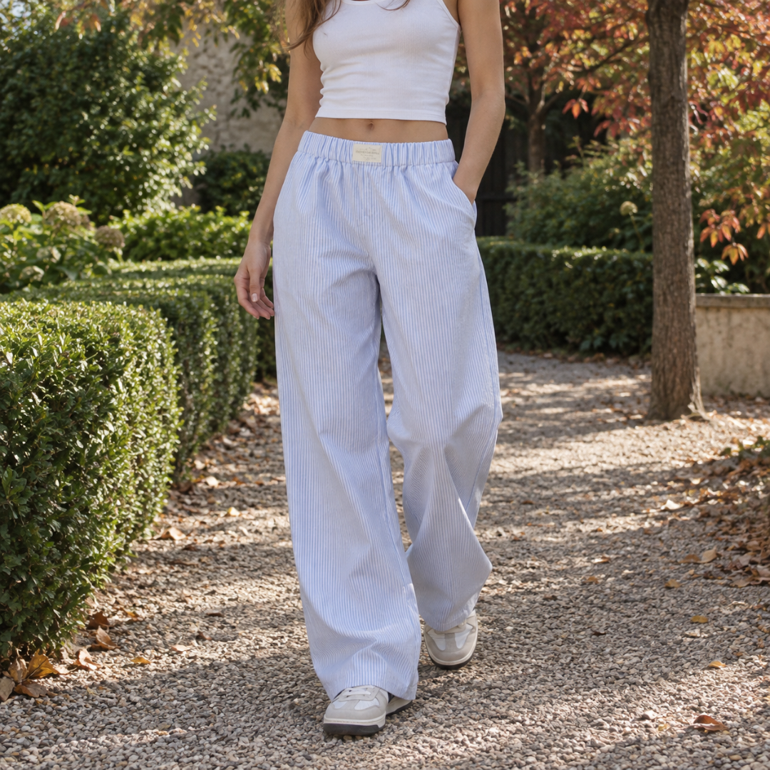 Pantalon femme bleu à fines rayures verticales avec poches latérales et taille froncée