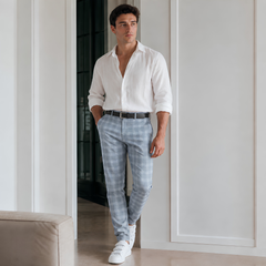 Pantalon homme bleu clair à carreaux porté avec chemise blanche et baskets blanches