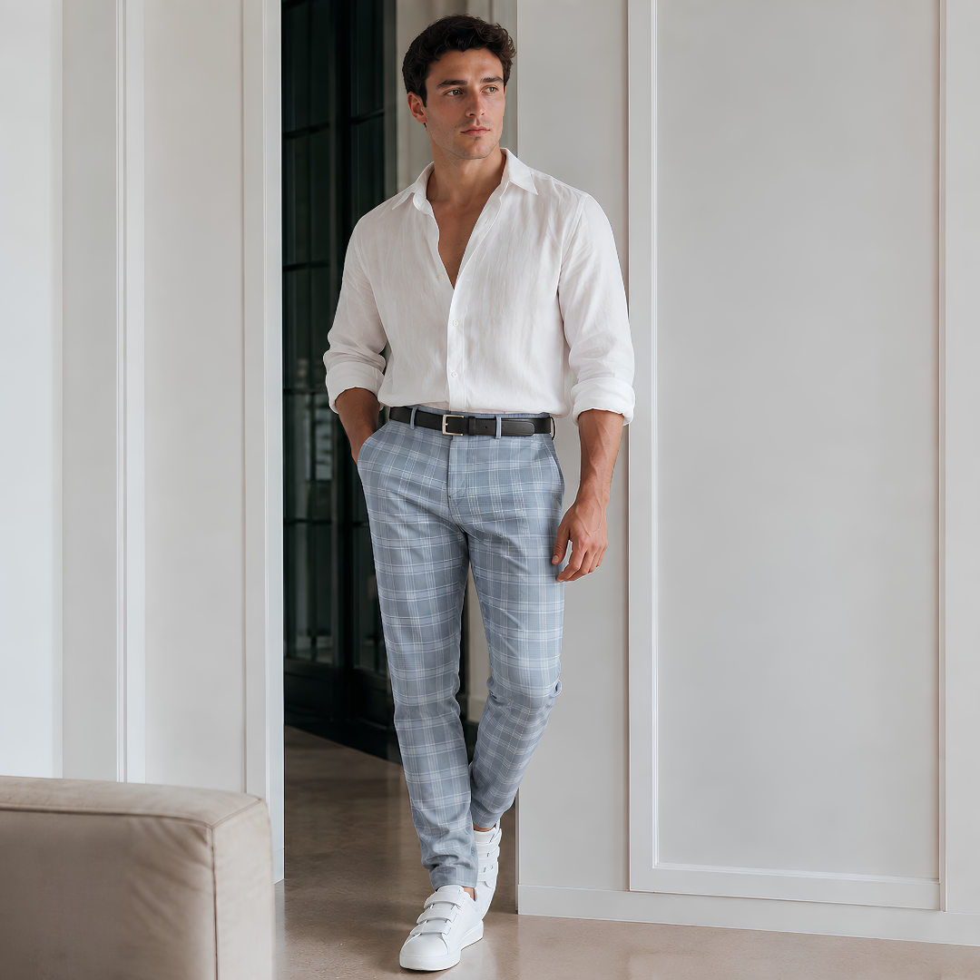 Pantalon homme bleu clair à carreaux porté avec chemise blanche et baskets blanches
