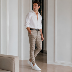 Pantalon homme à carreaux kaki de trois quarts, poches latérales et passants de ceinture visibles