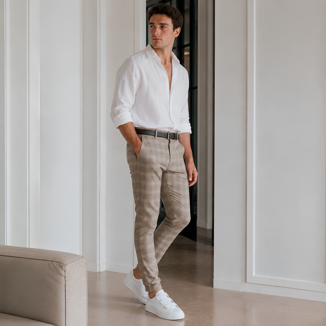 Pantalon homme à carreaux kaki de trois quarts, poches latérales et passants de ceinture visibles