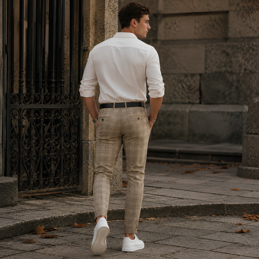 Vue de dos du pantalon homme kaki à carreaux avec poches passepoilées boutonnées