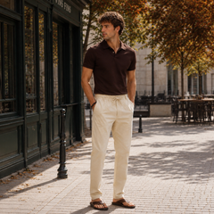 Pantalon homme beige de face, cordon noué et passants de ceinture apparents