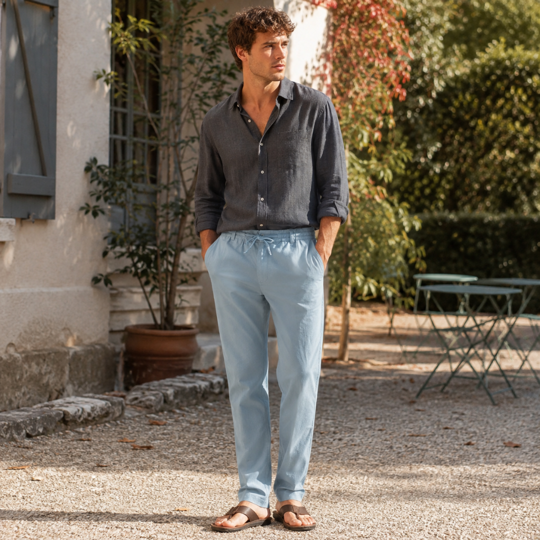 Pantalon homme bleu pastel à cordon noué, poches latérales et jambe droite