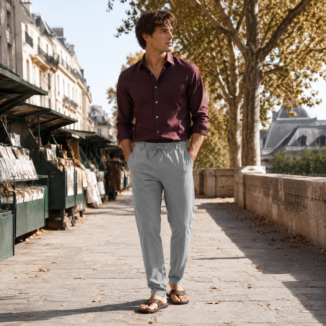 Pantalon homme gris à cordon de serrage porté avec une chemise bordeaux à Paris