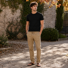 Pantalon homme kaki à cordon de serrage associé à un tee-shirt noir uni