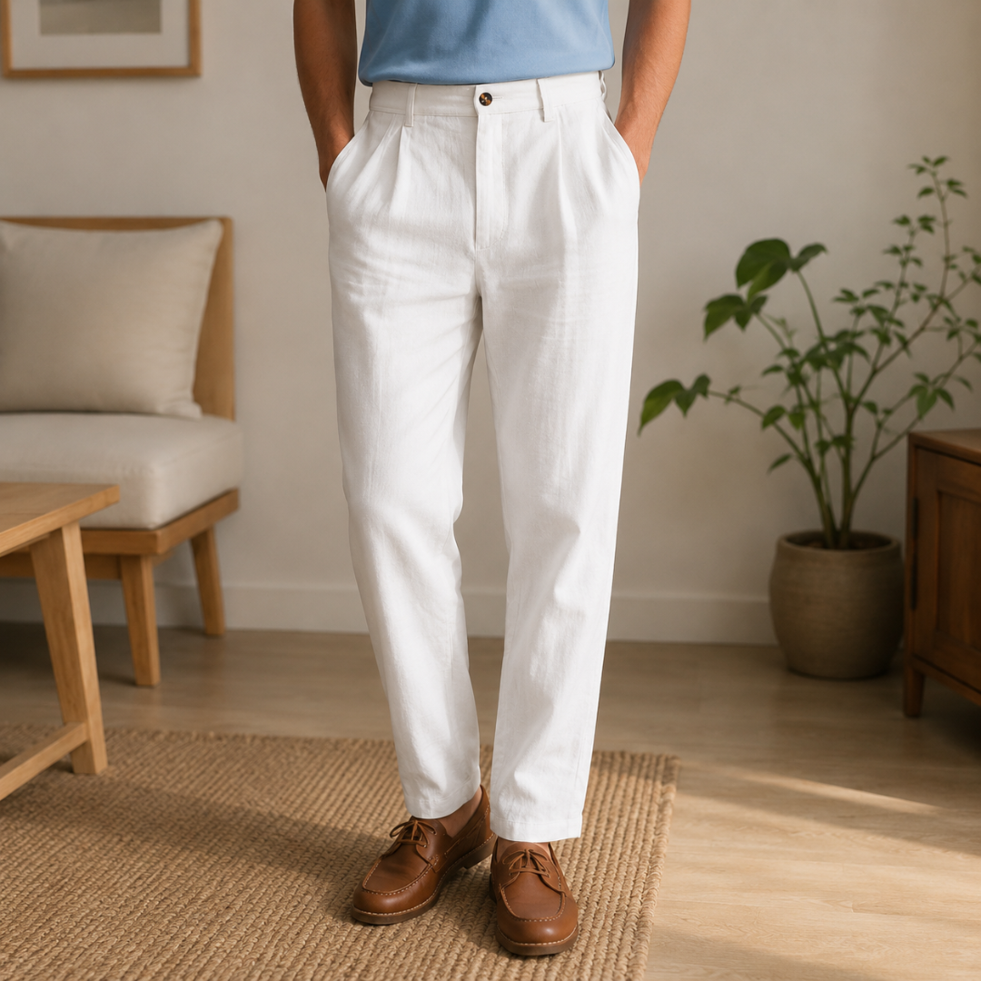Pantalon homme coupe droite blanc porté de face avec chaussures bateau marron