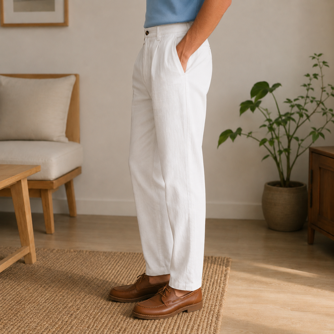 Pantalon blanc pour homme vu de profil, tombé droit et poche latérale