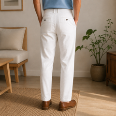 Vue de dos du pantalon homme blanc, poches arrière boutonnées et passants