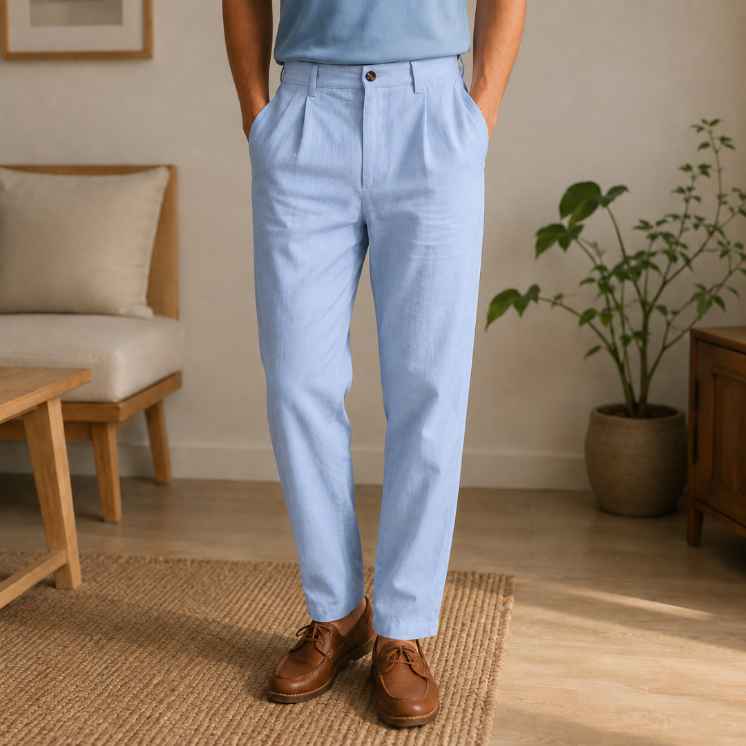 Pantalon homme bleu ciel coupe droite, petit bouton doré et plis nets