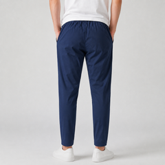Pantalon homme slim bleu foncé vu de dos avec ceinture élastique