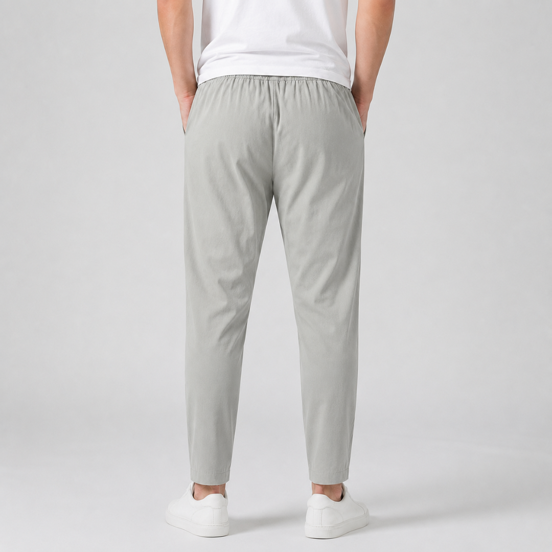 Pantalon homme slim gris clair vu de dos avec ceinture élastique