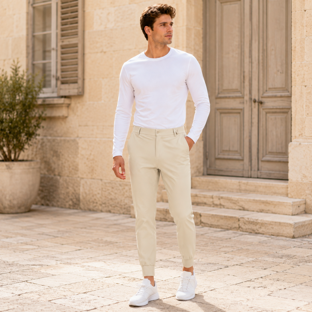 Pantalon jogger homme beige à taille boutonnée, porté avec un haut blanc