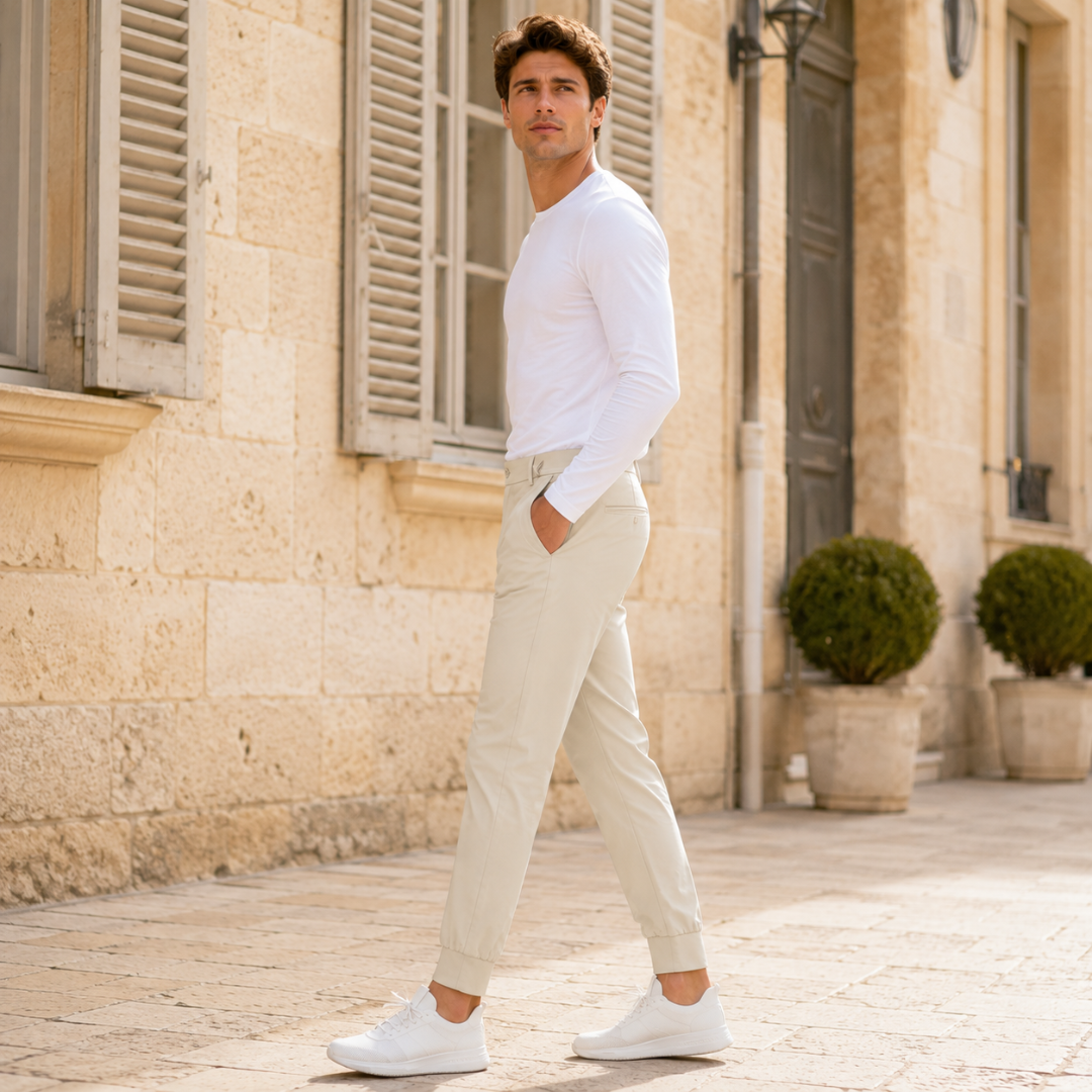 Vue de profil du pantalon jogger beige avec poche latérale et passants de ceinture