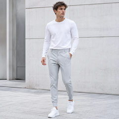 Pantalon jogger homme gris clair, coupe slim et bas élastiqués, allure urbaine