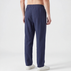 Pantalon homme lin bleu marine porté avec sneakers blancs, vue frontale