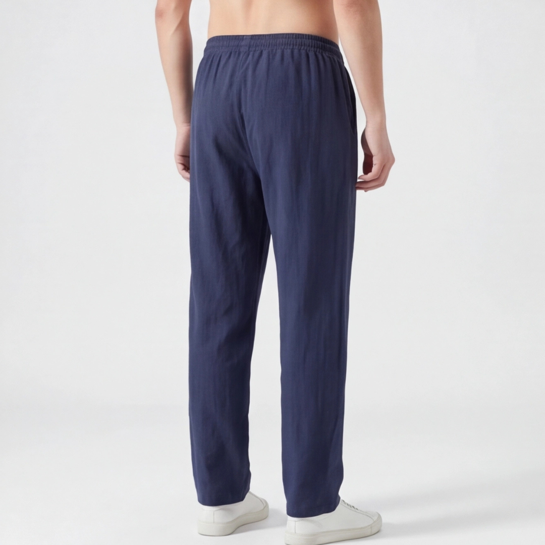 Pantalon homme lin bleu marine porté avec sneakers blancs, vue frontale