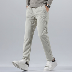 Pantalon homme slim côtelé beige, vue de côté en mouvement