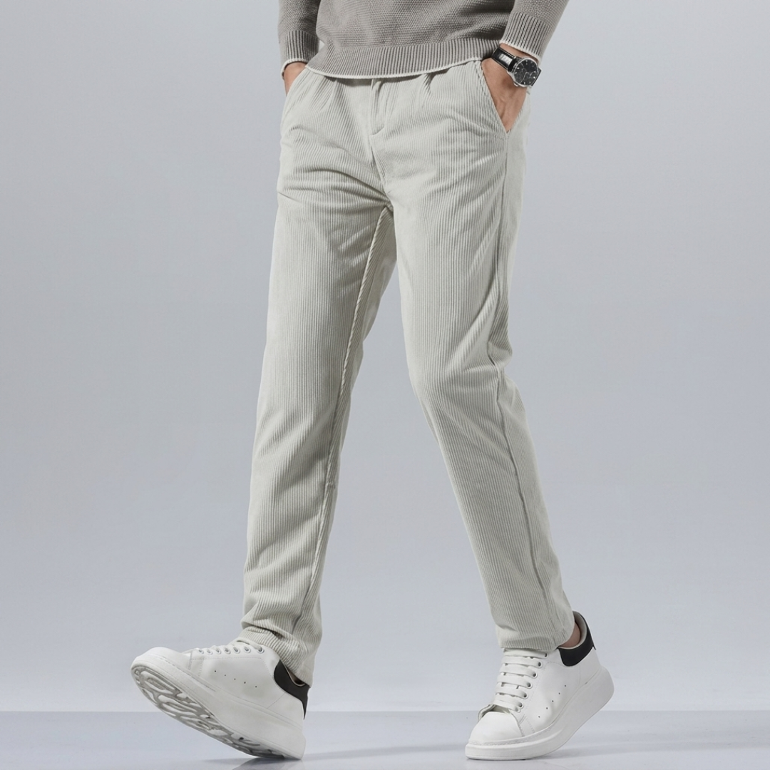 Pantalon homme slim côtelé beige, vue de côté en mouvement