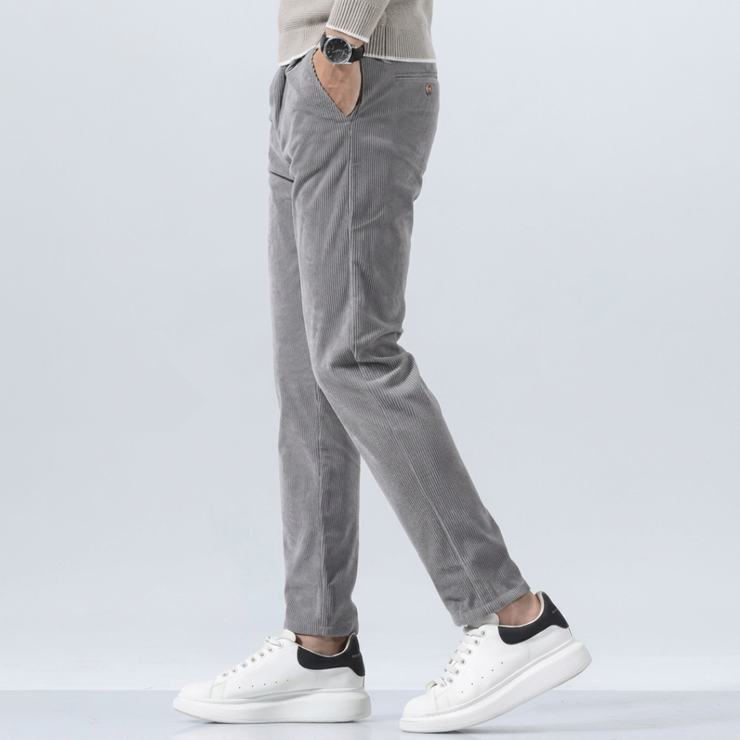 Pantalon homme slim côtelé gris, vue arrière en mouvement