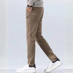 Pantalon homme slim côtelé kaki, vue arrière en mouvement