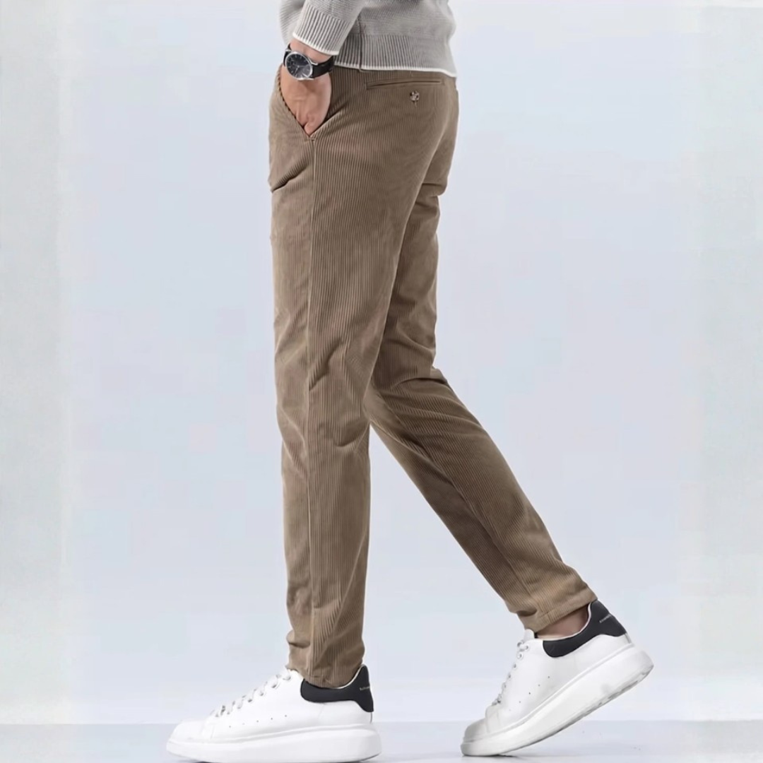Pantalon homme slim côtelé kaki, vue arrière en mouvement