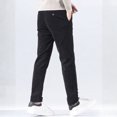 Pantalon homme slim côtelé noir, vue arrière en mouvement